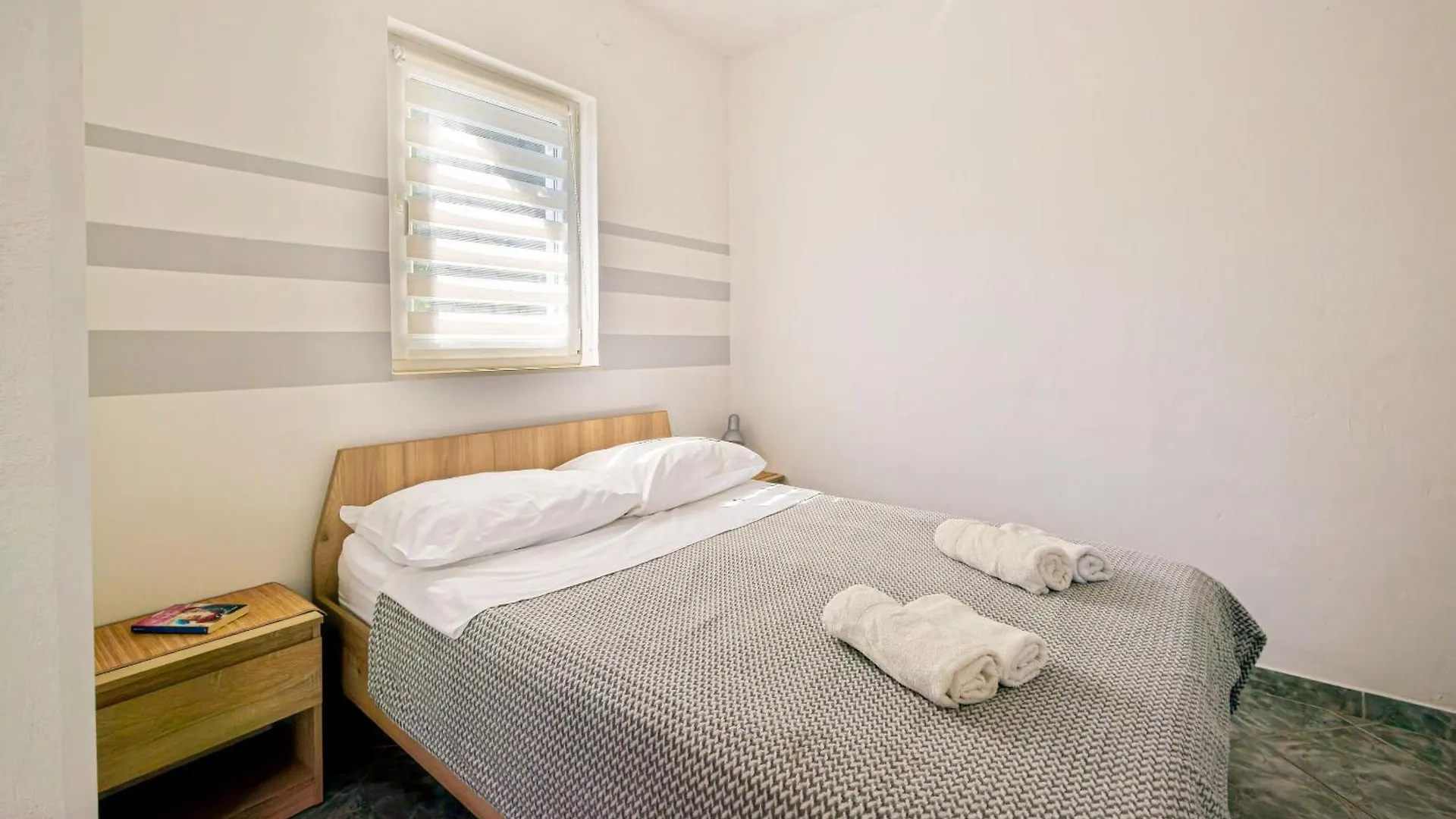 Apartments Naki - Terrace & Free Parking Slatine Croatia