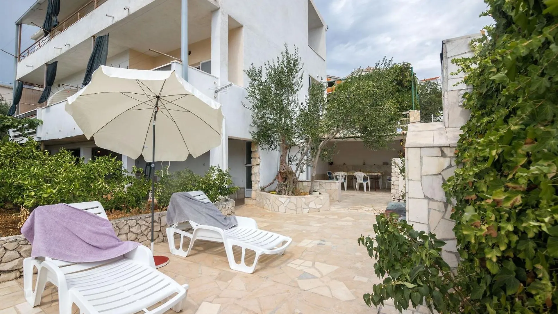 Apartments Naki - Terrace & Free Parking Slatine