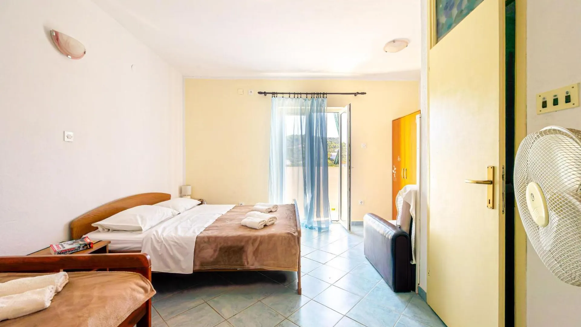 Apartments Naki - Terrace & Free Parking Slatine