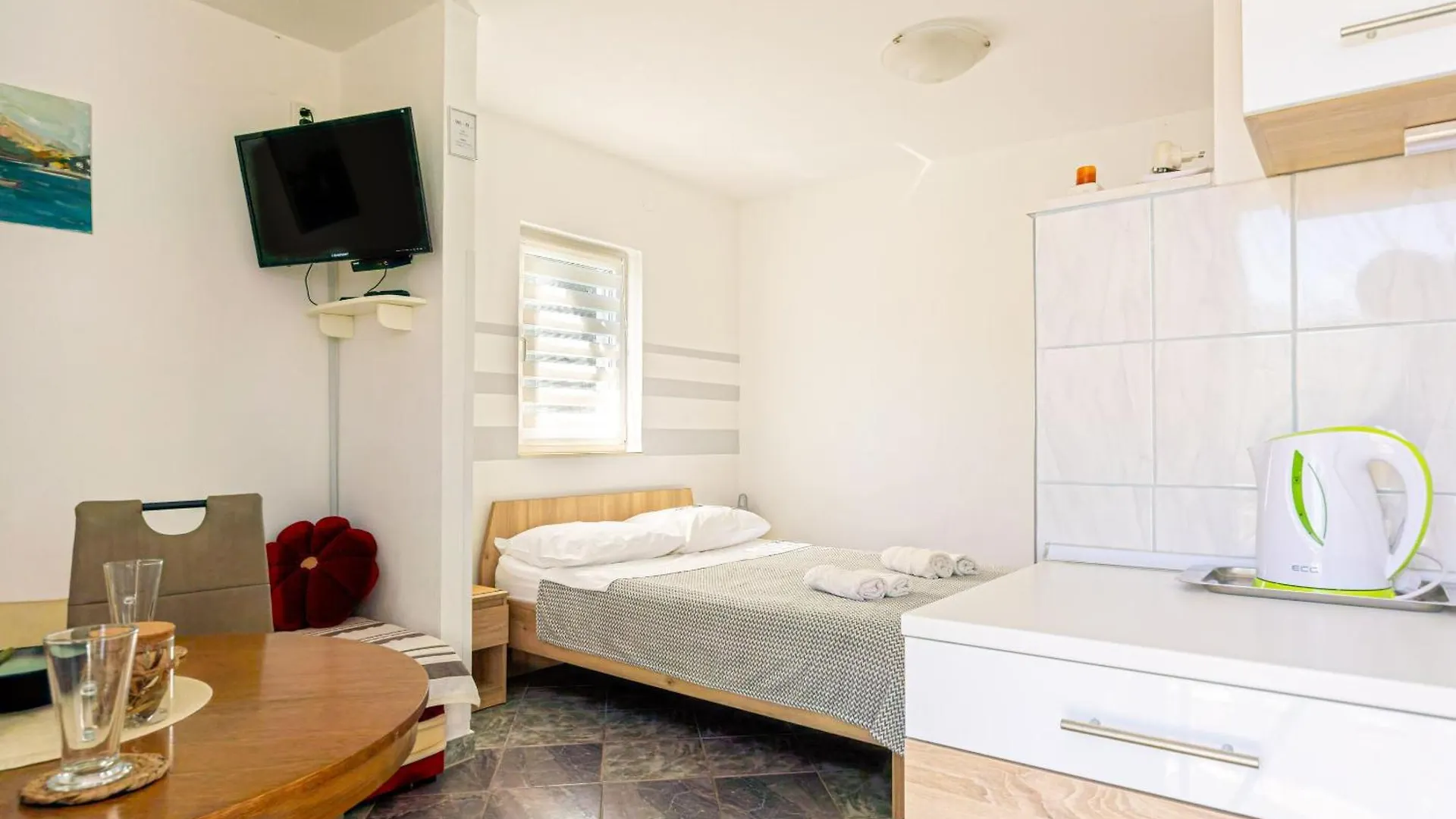 Apartments Naki - Terrace & Free Parking Slatine