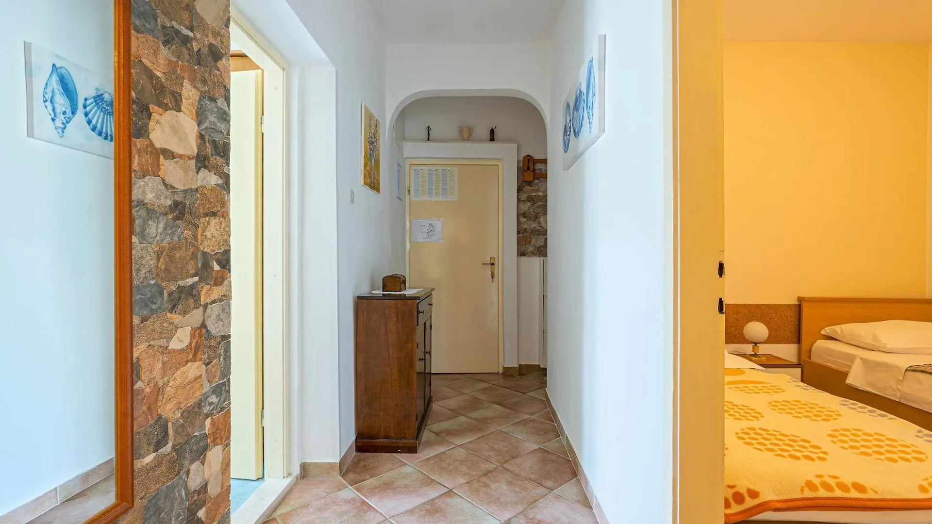 Apartments Naki - Terrace & Free Parking Slatine Croatia